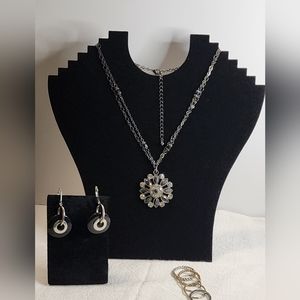 Necklace, pair of earrings and 4 rings